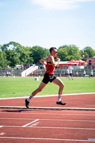 Nicolai Riechers (Braunschweiger Laufclub) ueber 5000m, am 03.07.2022 waehrend den NLV+BLV Leichtathletik-Landesmeisterschaften im Jahnstadion in Goettingen (Tag 1)